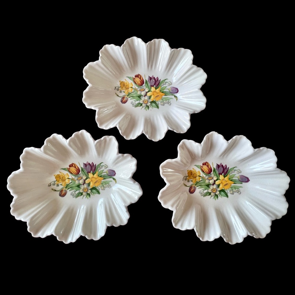 Vintage 1940’s Fondeville Ambassador Ware Fluted Floral Dish, Set of 3.
